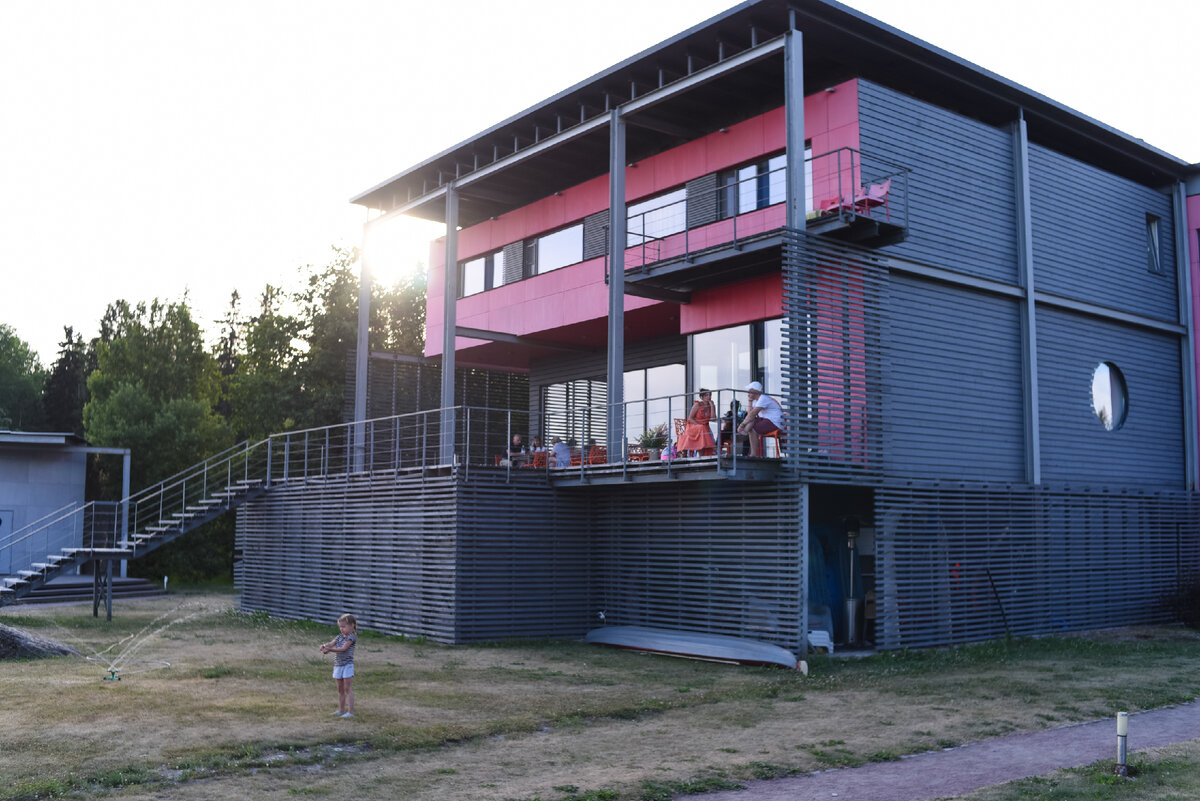 Гостиница на территории яхт-клуба. Фотограф Василиса Демидова.