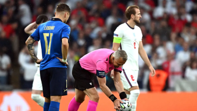 PAP / EPA / Andy Rain / на фото: Радужный игрушечный автомобиль доставил мяч судье перед финалом Евро-2020