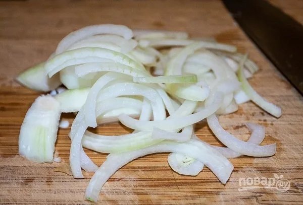 2. Луковицу очистите, нарежьте и отправьте к мясу. Жарьте еще минут 5, помешивая.Шаг 2
