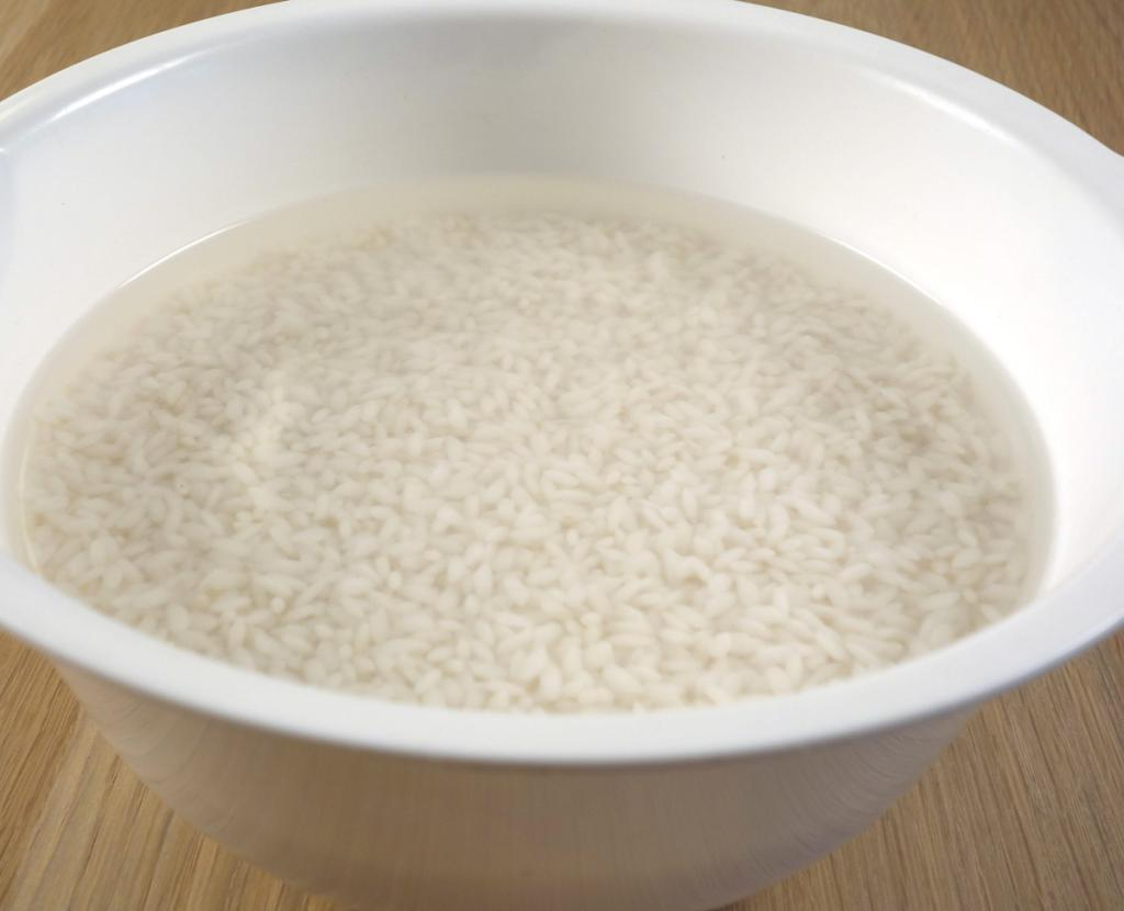 Замоченный рис. Миска риса. Рис замоченный в воде. Плошка холодного риса. Какой водой заливают рис холодной или горячей