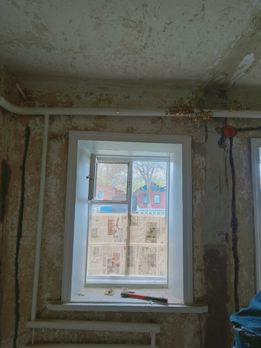 Вот так выглядели все стены, после того, как поработал электрик