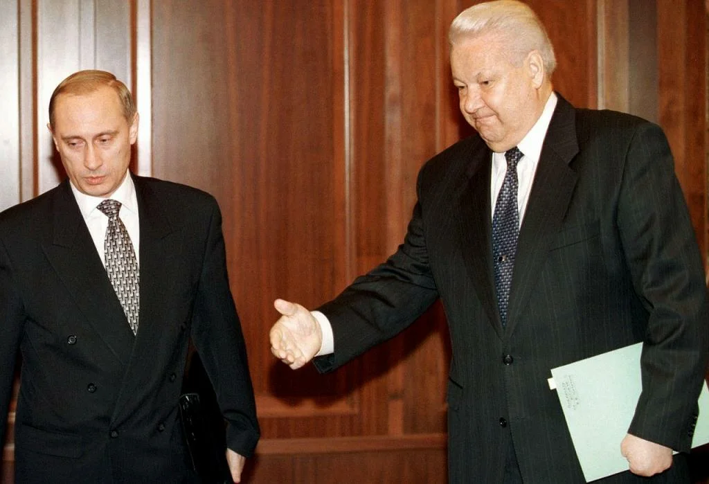Путин ельцин должен быть примером Забытые фото молодого Путина: безразмерный пиджак, тонкий профиль