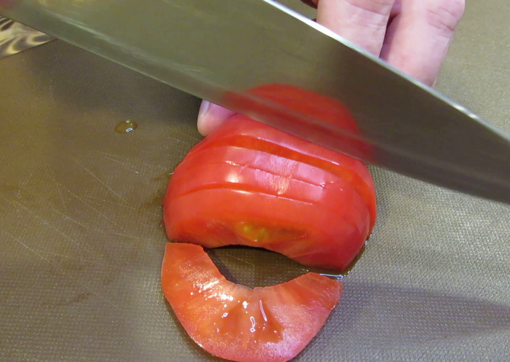 Режем помидор