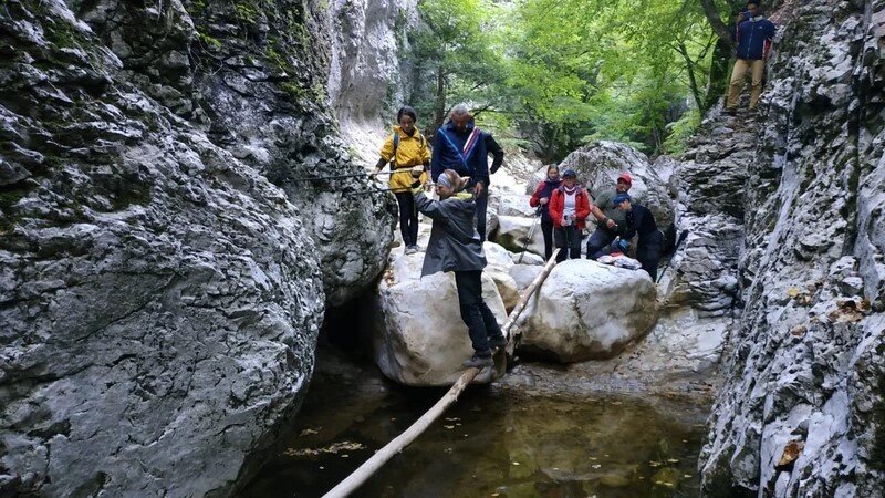 Радиальный выход в Большом Каньоне Крыма.  Юго-западный маршрут Крыма. Преодоление препятствий по бревну.