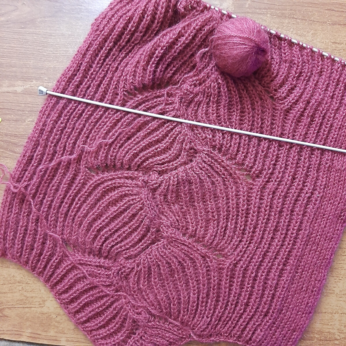 Моя полочка будущего кардигана узором "Волнорез" пока медленно, но верно движется вперед. Никак не дождусь уже ВТО, когда все расправится)