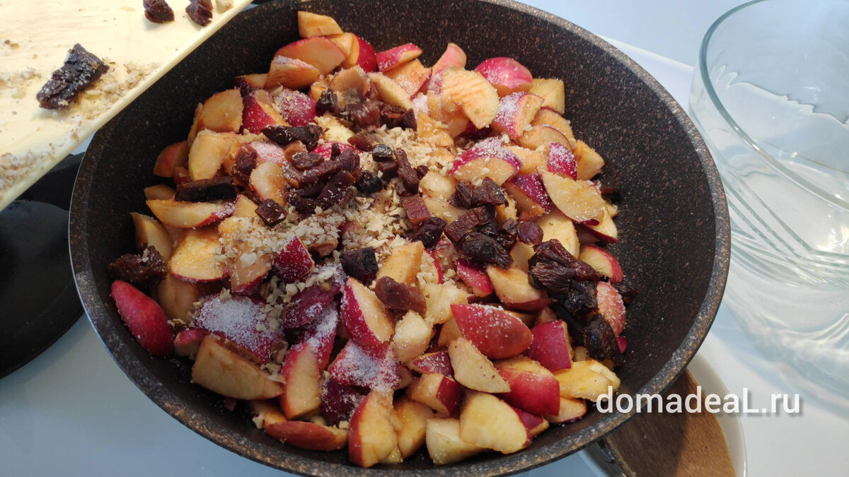 масло растопить, яблоки нарезать ломтиками и карамелизовать их с яблоками до полуготовности