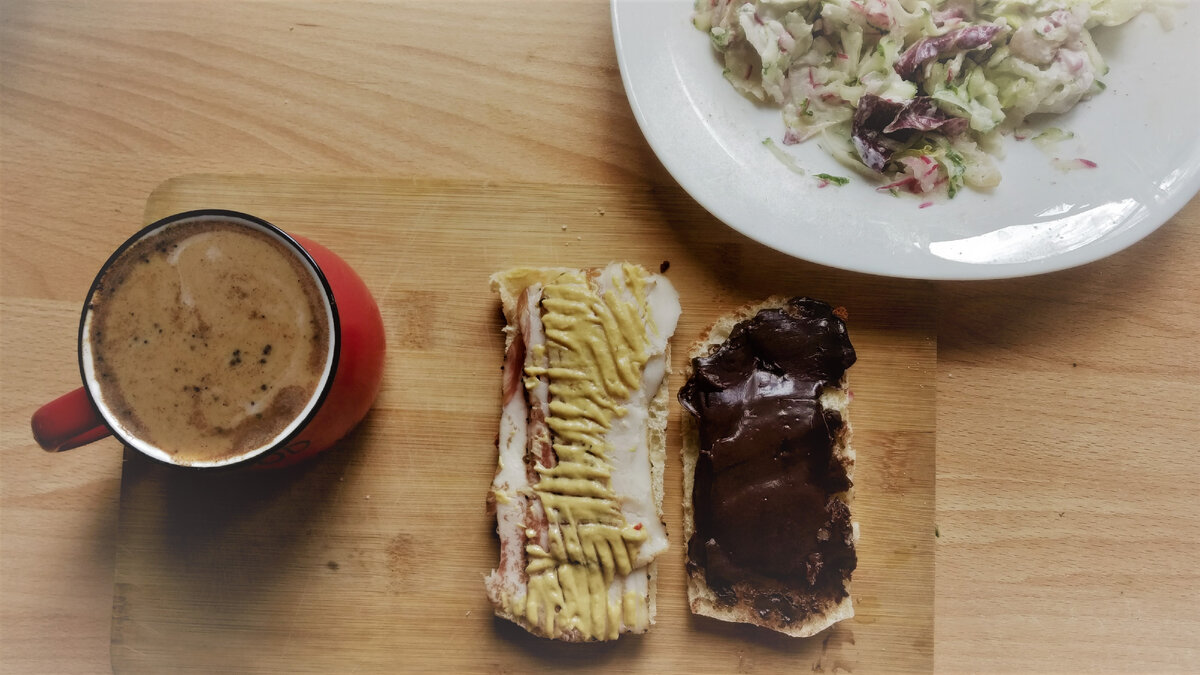 Завтрак. Доедаю самое подозрительное из списка :)