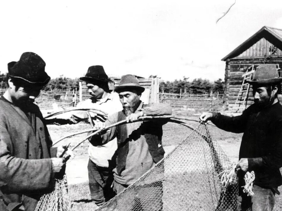 Нивхи готовят рыболовецкую снасть. 1939. Сахалинский областной краеведческий музей, Южно-Сахалинск