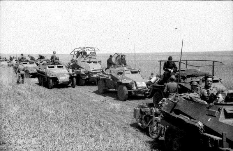Бронетехника мотоциклетного батальона "Великая Германия" на марше. 1942г.