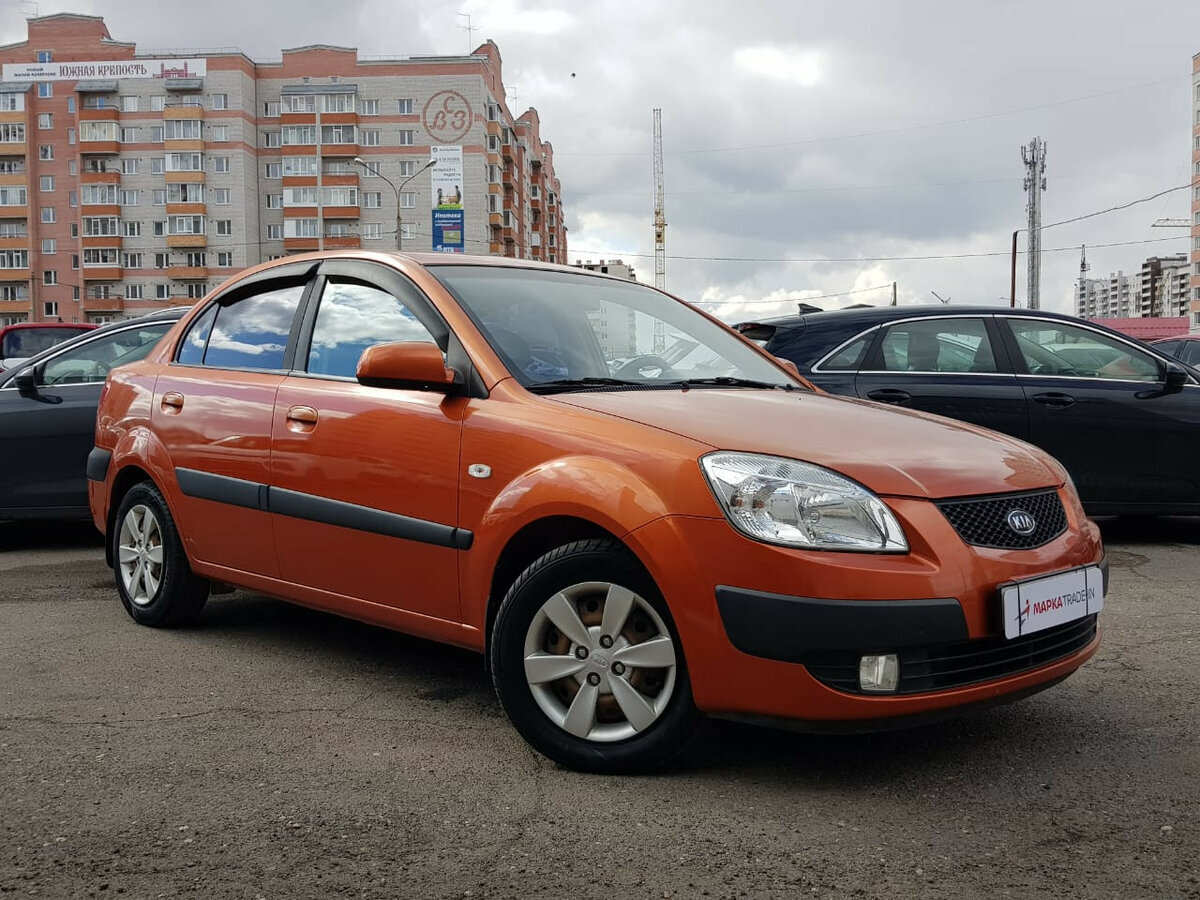 Kia Rio 2008. Киа Рио 2 Золотая. Киа Рио 2 оранжевая двухцветная. Kia Rio 2-го поколения оранжевого цвета.