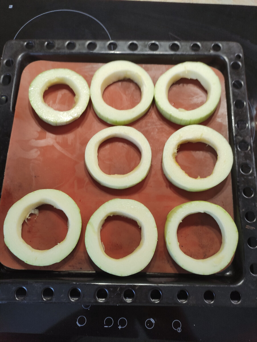 Подготовленные кольца кабачка выкладываем на противень.