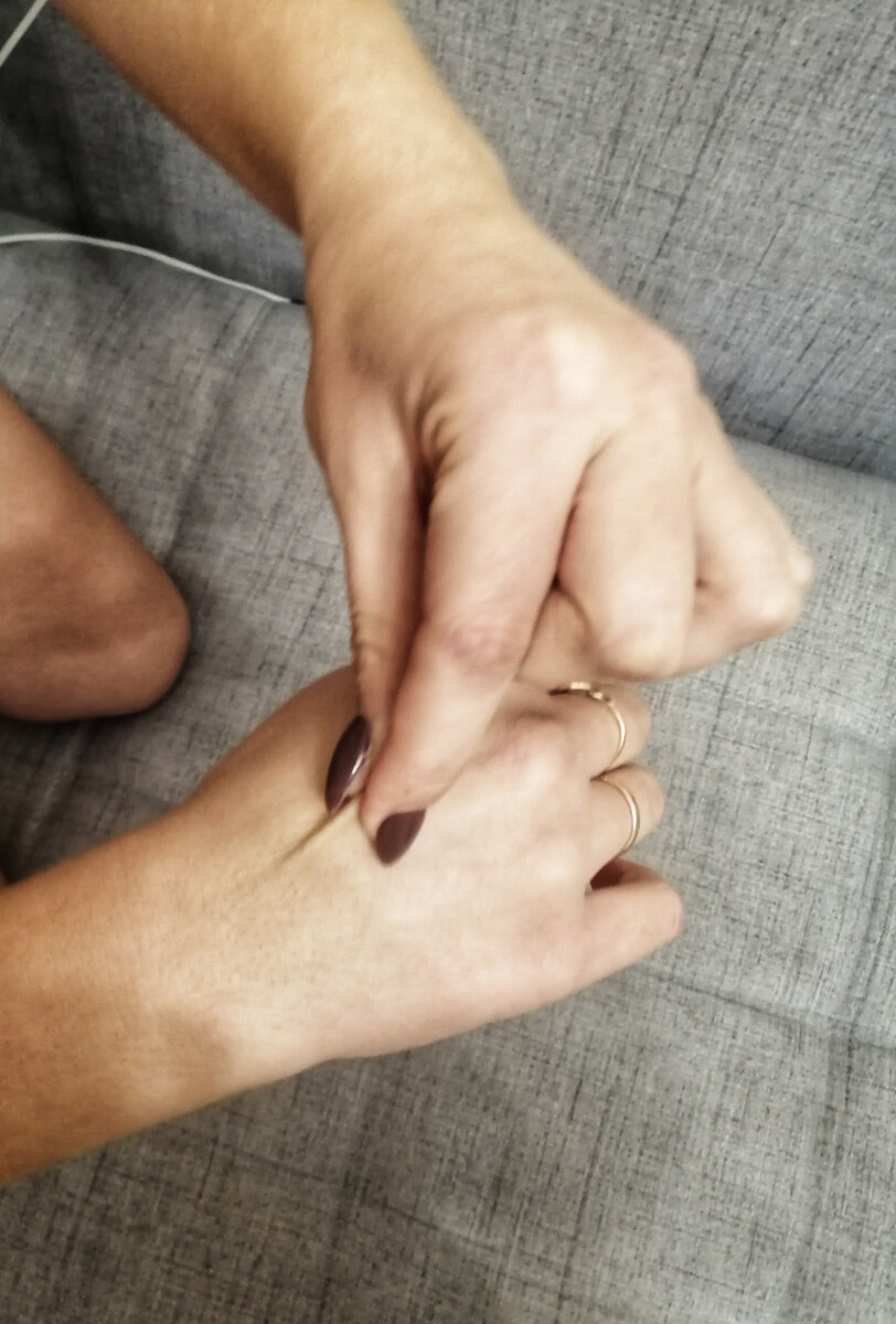 Берём кожу в защип