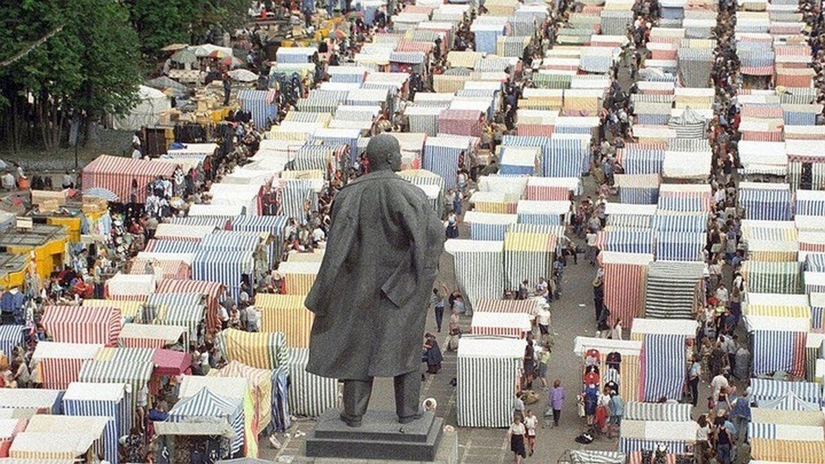 Рынок в Москве в 1992-м году. Источник: cont.ws