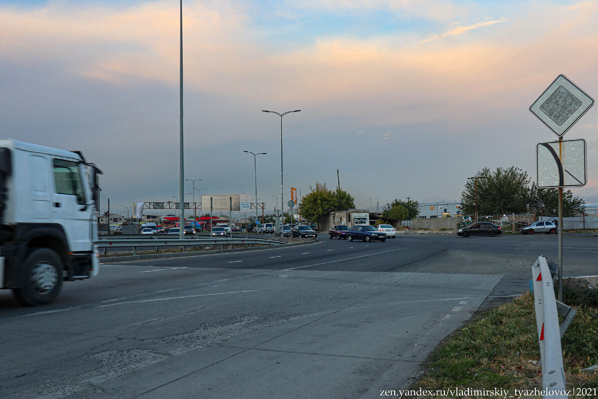 На въезде в Ереван