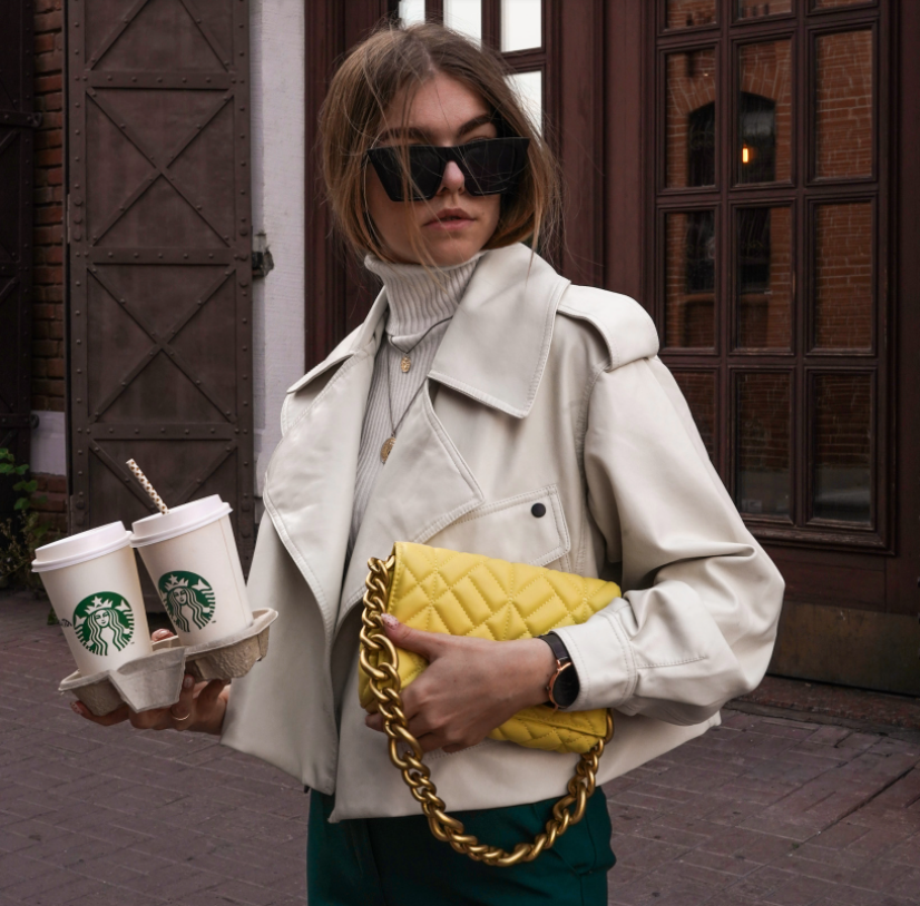 В реальности цвет приятный, чистый и яркий, но не вырвиглазный, немного сочнее, чем на фотографиях продавца.