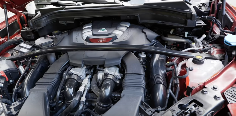 Двигатель и подкапотное пространство у Alfa Romeo Stelvio 2020 года.