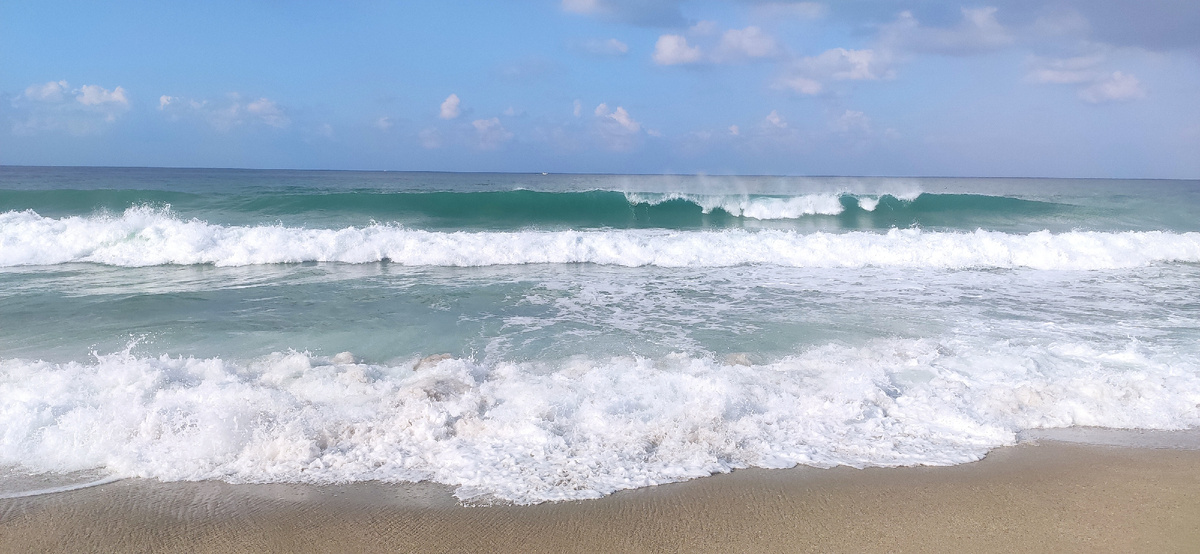Шторм на пляже Клеопатры, Аланья, Турция.