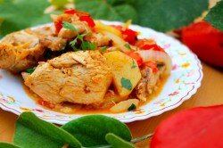 ПОШАГОВОЕ ПРИГОТОВЛЕНИЕ

ШАГ 1:
Как сделать курицу с овощами на костре в казане? Подготовьте все продукты, которые указаны в рецепте. Курицу ощипайте, выпотрошите, опалите, чтобы убрать остатки перьев. Тушку тщательно вымойте и обсушите бумажными салфетками. Разделайте курочку на порционные небольшие кусочки. Если у вас замороженный продукт, выньте его заранее из морозилки и разморозьте. Вместо целой тушки можно использовать отдельные части птицы.
ШАГ 2:
Разогрейте казан. Влейте растительное масло. С помощью шумовки обдайте края казана кипящим маслом. Отправьте курицу обжариваться. Помешивая, готовьте на сильном костре до появления румяной корочки.
ШАГ 3:
Влейте небольшое количество воды так, чтобы она слегка покрывала мясо. Накройте казан крышкой и тушите курицу около 20-30 минут.
ШАГ 4:
А в это время займитесь овощами.
ШАГ 5:
Картофель, чеснок и лук очистите от кожуры. Болгарские перцы разрежьте пополам, удалите семена с сердцевиной. Все овощи ополосните в чистой воде и обсушите. Кстати, если вы будете использовать перцы разных цветов, то ваше блюдо получится очень колоритным и аппетитным.
ШАГ 6:
Картошку нарежьте дольками, лук и болгарские перцы полукольцами. Мелкие зубки чеснока оставьте как они есть, а крупные сделайте четвертинками.
ШАГ 7:
Отправьте в казан лук, чеснок и болгарские перцы. Обжаривайте около 10 минут, постоянно помешивая.
ШАГ 8:
Нарежьте помидоры кубиками. Снимите по желанию заранее с томатов кожуру.
ШАГ 9:
Отправьте в казан картофель и помидоры. Посолите по вкусу, добавьте любимые специи. Налейте необходимое количество воды, но учтите, что помидоры дадут сок.
ШАГ 10:
Накройте казан крышкой, сделайте огонь под казаном умеренным (уберите при необходимости несколько полен) и готовьте курицу с картошкой около 30 минут, до полной готовности всех ингредиентов.
ШАГ 11:
В конце приготовления добавьте в казан зелень, нарезанную мелко. Оставьте казан без крышки на тлеющих угольках на 10-15 минут, чтобы ваше блюдо напиталось ароматами костра.
ШАГ 12:
Готово, можно подавать!