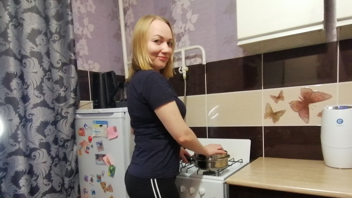 На фото Я с любимой посудой, на любимой кухне)