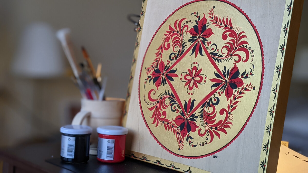 "Russian Mandala" - a composition "Pryanik" ("Gingerbread" in Russian language) in the traditional Russian Folk Art style "khokhloma", painted by Irina De Vicente