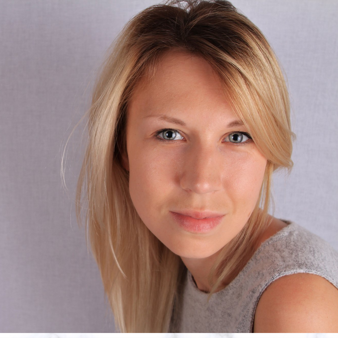 “Мама привыкла, что все в жизни решается деньгами. С детства давала мне карманные, особо не контролировала. На день рождения всегда лет с 16 дарила деньги. А мне так хотелось сюрприза, романтики. Лучше бы она не вручала мне конверт, а подарила реальный подарок. Когда внук родился - та же история. Пришла в гости на день рождения Вани, принесла какую-то дешевую китайскую поделку и конверт с деньгами. Говорит “Сами купите себе что понравится!” Как-то раз, когда мы к ней приехали в гости, попыталась тайком подсунуть мне деньги в карман пальто. Я это увидела, попросила перестать так делать. Она при внуке и муже разрыдалась, сказала, что ее заботу не ценят… Я пробовала брать от нее деньги, и она не попрекает, не требует отчета. Но я все равно чувствую себя по-идиотски. Мама - пожилая, ей бы пожить для себя, а она все пытается лезть в нашу семью и в наш бюджет.