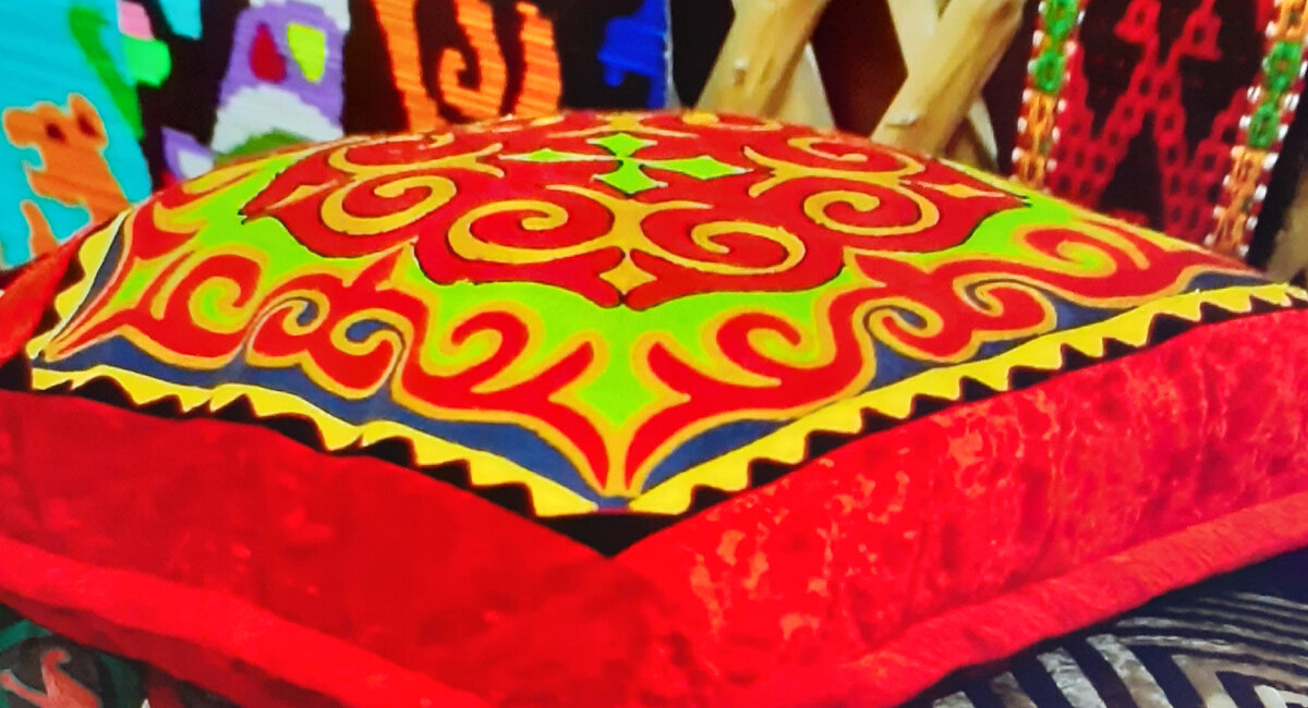 Плавные линии в узорах на декоративной подушке