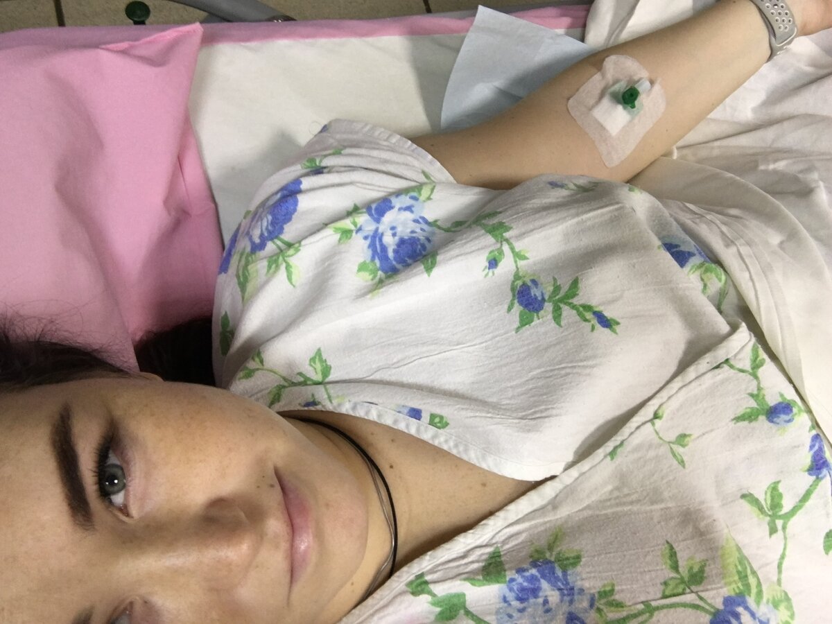 Это первые минуты после родов, лежу с грелкой ледяной на животе