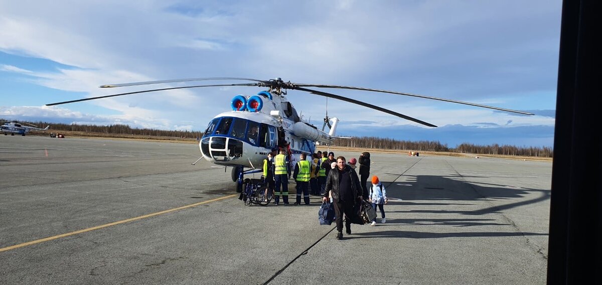 - Вертолёт вылетел с опозданием, подойдите через час.  В два часа: 
- Мест нет, подходите к пяти. 
- А в пять точно будет рейс? Места будут? 
- В пять места будут: все, кому надо было, сейчас улетят. А про рейс не знаю, он ещё из Сеяхи не вылетел. Подходите к пяти. 
Такие диалоги у нас случились совершенно случайно: мы просто решили заглянуть в аэропорт в выходной на удачу, потому что прогноз погоды на понедельник и вторник давали нам мало шансов улететь - снег и ветер. Так мы узнали, что в высокий сезон авиасообщение работает без выходных и запускается много допрейсов. 
Вывод? Покупать билет заранее не очень рационально. Если этот рейс отменят, то ты теряешь сутки или даже больше или можешь попытаться сесть на доп, сдав свой билет и купив новый. В любом случае ты проведёшь много времени у кассы в ожидании вертолёта, мест, судьбы. 
Перед нами из Яр-Сале вылетело 22 человека, включая детей. Они ждали вылета два дня, потому что Яр-Сале не принимал по погоде. 
Нам сказочно повезло: до вылета в Яр-Сале два дня были туманы и мы полетели первым допом, потеряв на ожидание всего 5 часов, и точно так же, пока мы были в Яр-Сале, он по погоде не принимал, скопилась куча пассажиров, но нам удалось через 5 часов вылететь вторым допом. 
За полчаса до вылета кассир объявляет:
- На Салехард подходите оформляться! 
Это значит, что вертолёт прилетел и командир экипажа доложил, сколько у него свободных мест.