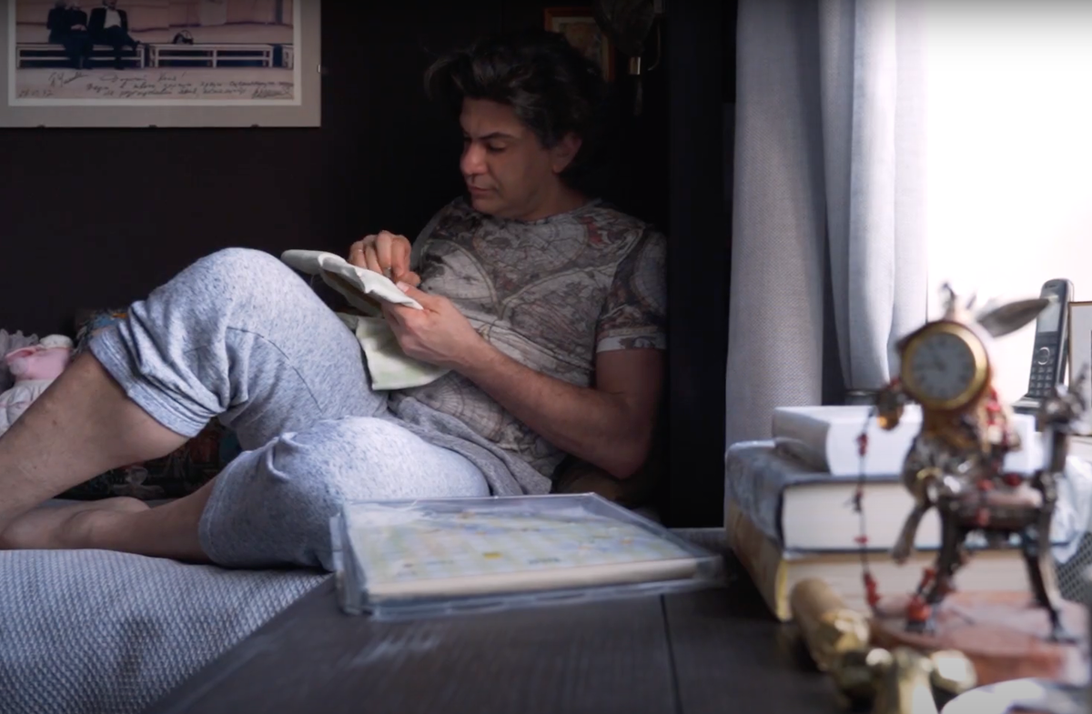 Николай Цискаридзе за вышивкой 