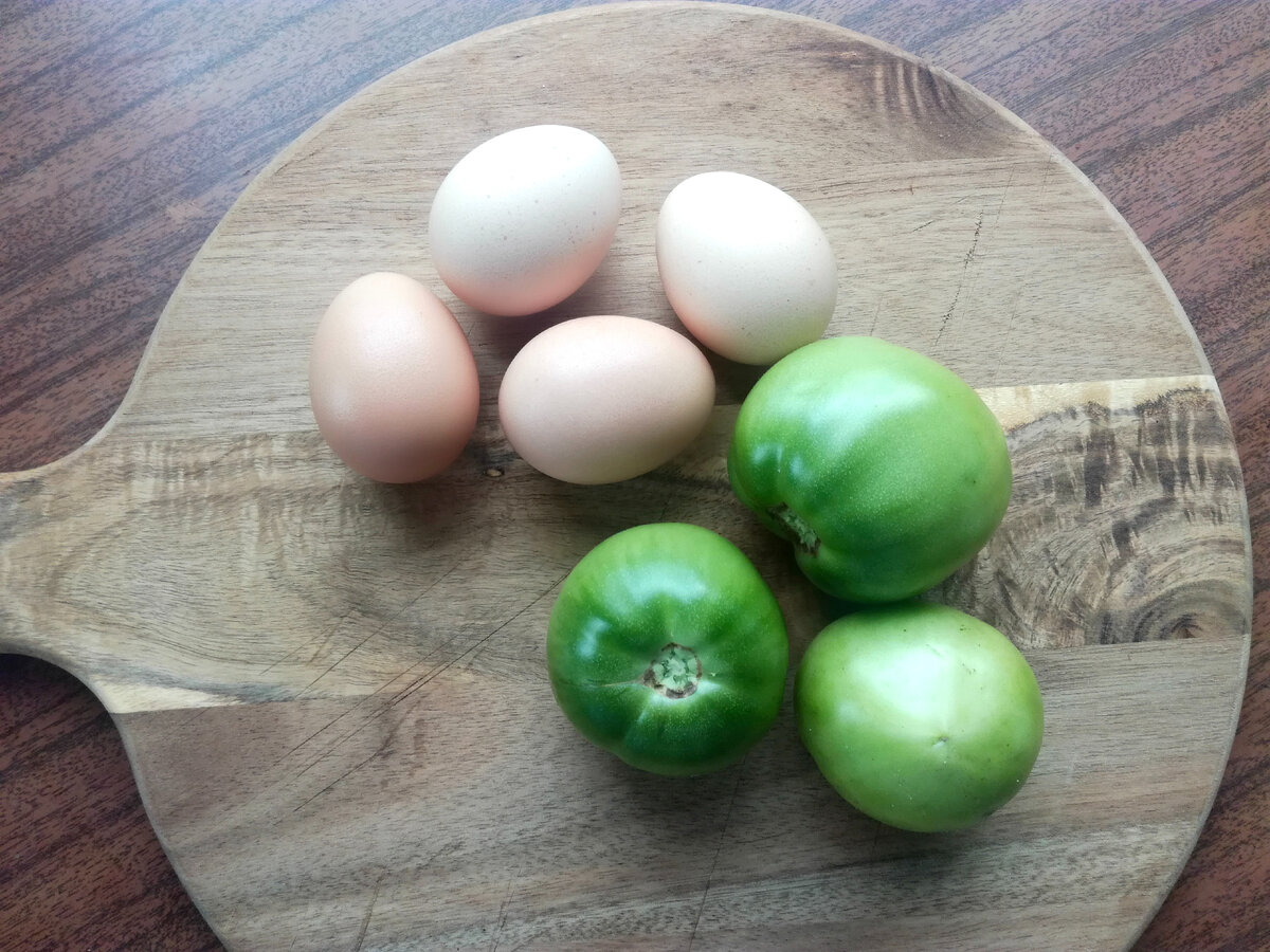 Зеленые помидоры и яйца