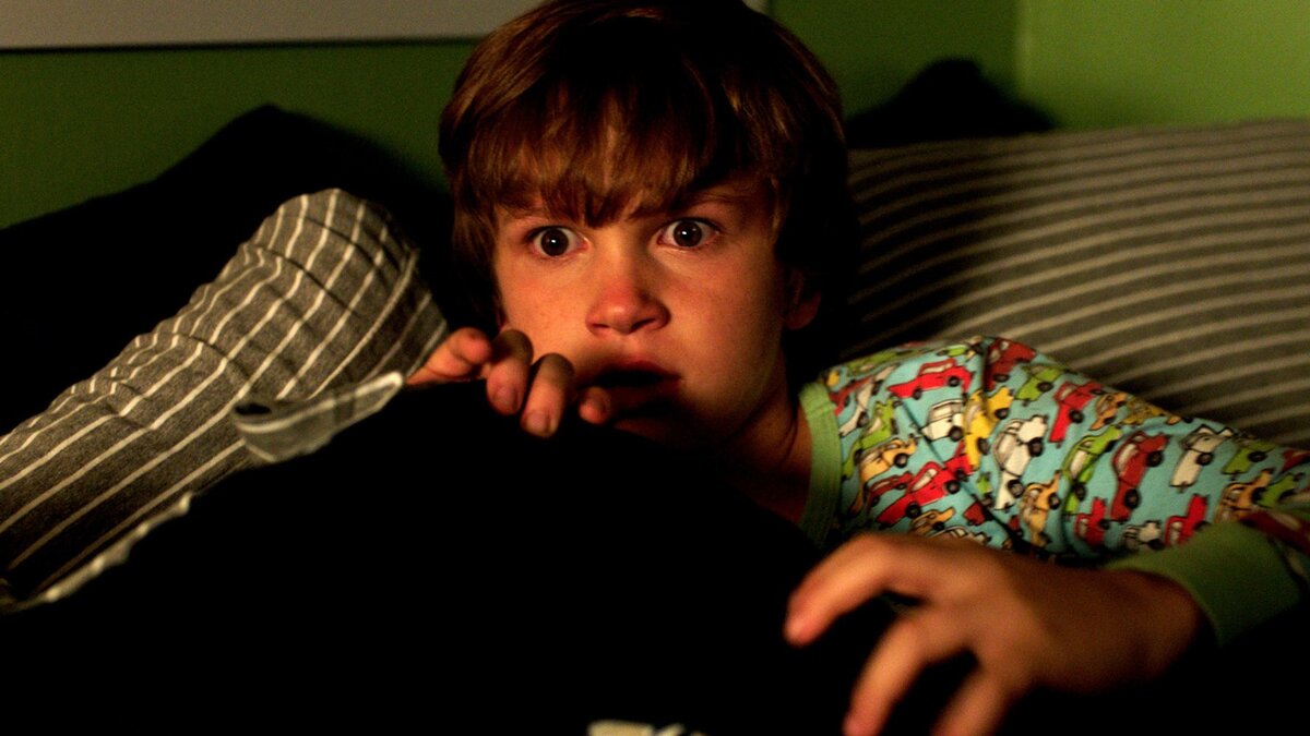 shot from "Lights Out"/2016/Michael F.Sandberg/kinopoisk.ru