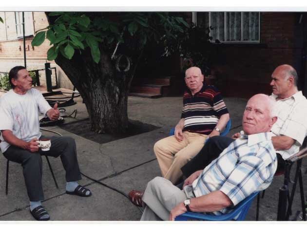 Братья в гостях у Виктора.  На фото слева направо: Виктор,Владимир, Валентин и Алексей. Виктор рассказывает что-то типа, как он страусов выращивает. Все знают, что "заливает", но слушают. Любит выдумывать смешные истории. 