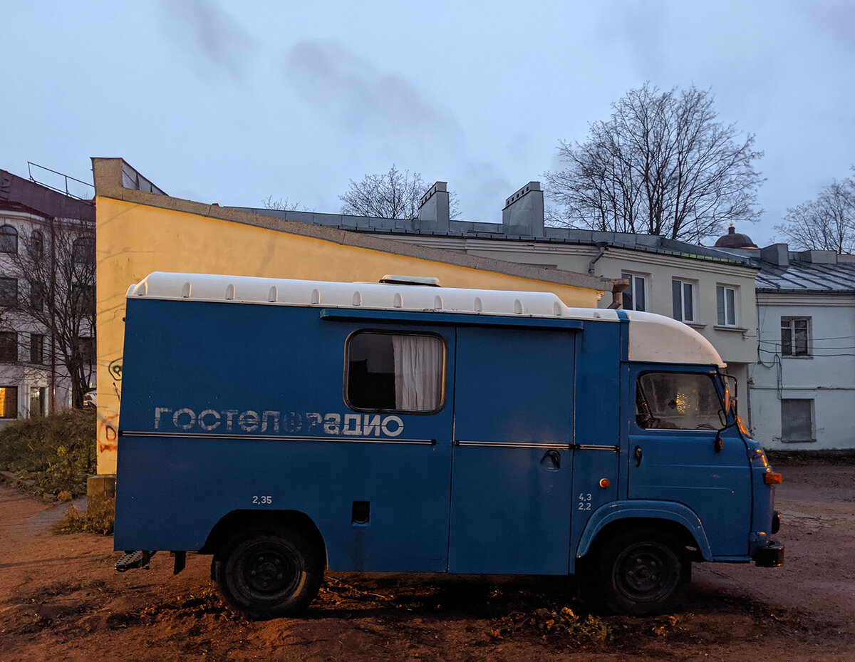 Avia – чешская автомобильная марка. Грузоподъемность автомобиля Avia A21 составляла до 1800кг, а у прародителя Saviem SG2 (Avia A20 была его лицензионной копией)- было около 1350кг. 