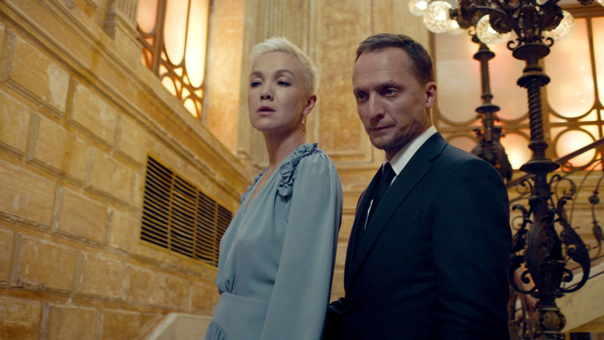 Кадр из сериала "Содержанки". Режиссер К.Богомолов. Актриса Д.Мороз, актер В.Мишуков