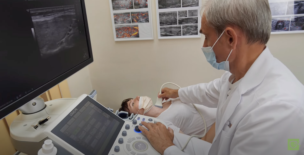 УЗИ щитовидной железы выполняет доктор Ушаков