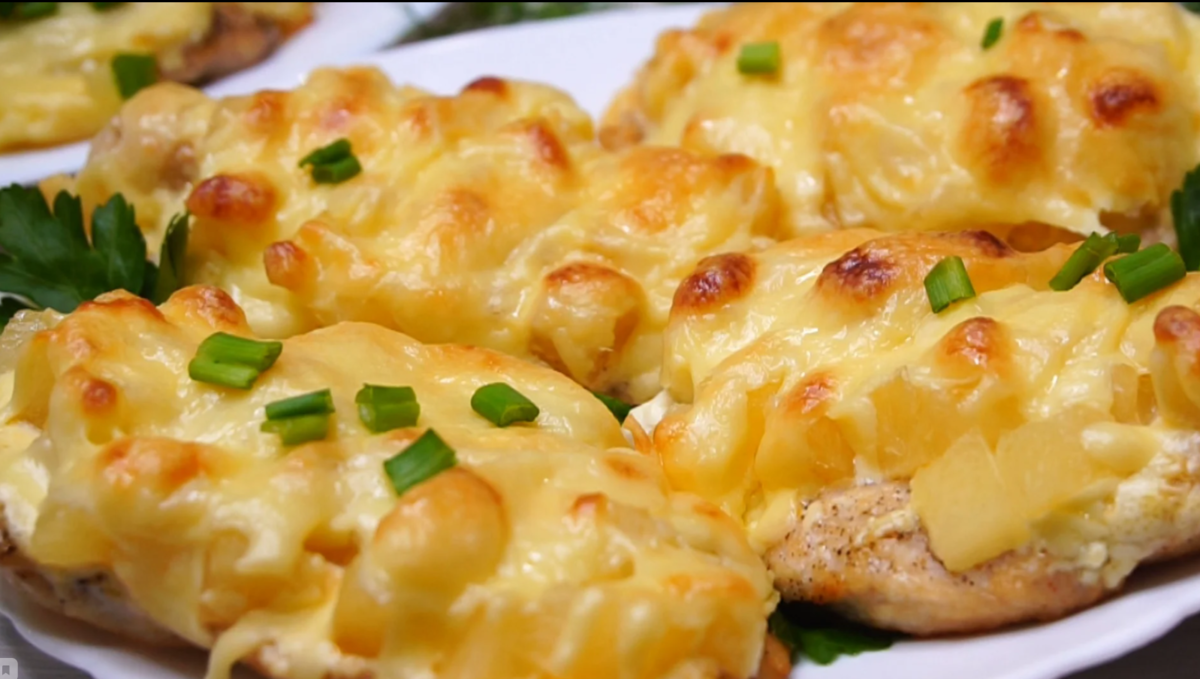 Рецепт отбивная с ананасом и сыром. Курица в духовке с ананасами и сыром. Куриные отбивные с ананасом и сыром. Филе куриное с ананасом под сыром. Отбивная с ананасом и сыром в духовке.
