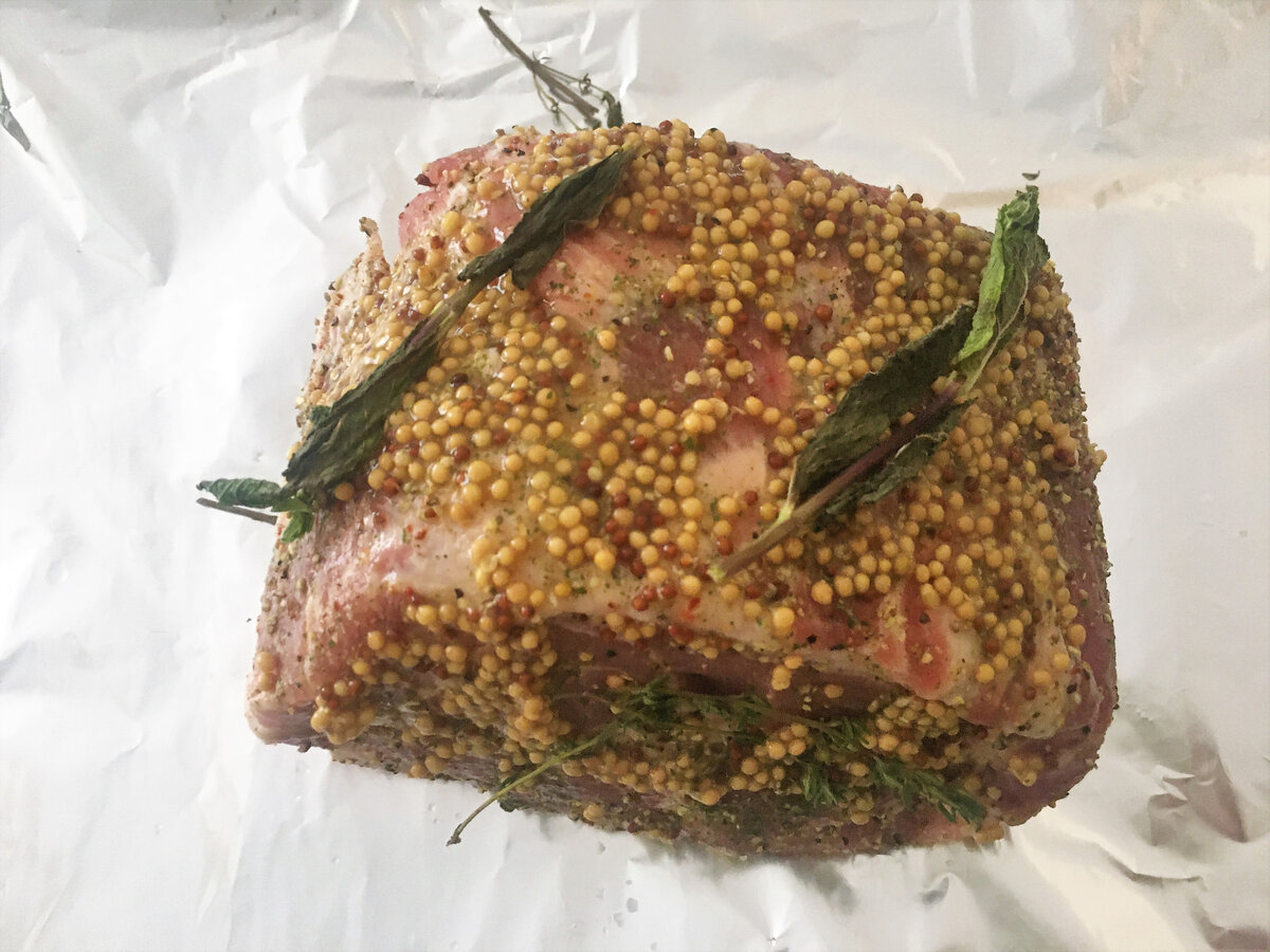 Шейка свиная, запечённая в горчичном маринаде с ароматными травами