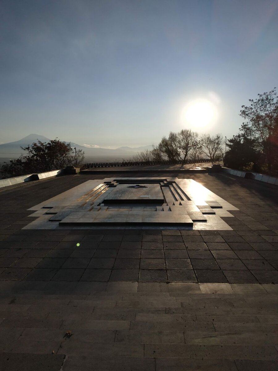Памятник Неизвестному солдату на закате с видом на Арарат. Авторское фото.