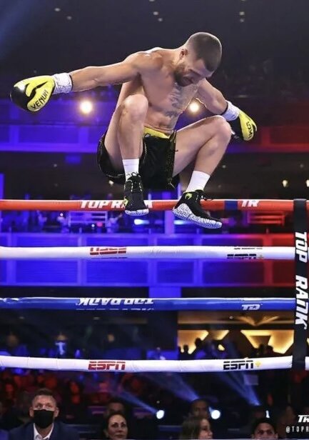 – Сплю в Матрице, вместо того, чтобы стать Избранным, взламывающим ее.