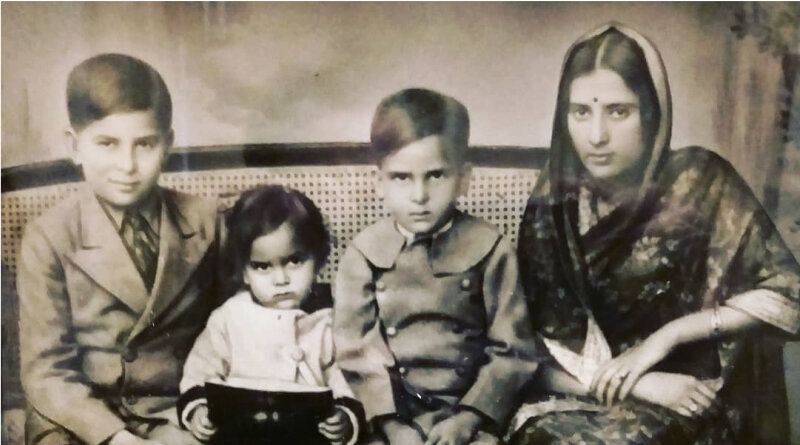 Маленькая Урмила с братьями Раджем и Шамми и мамой