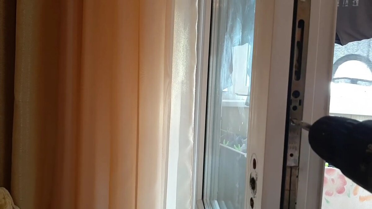 Если ручка исправна,откручиваем запорный механизм(привод).