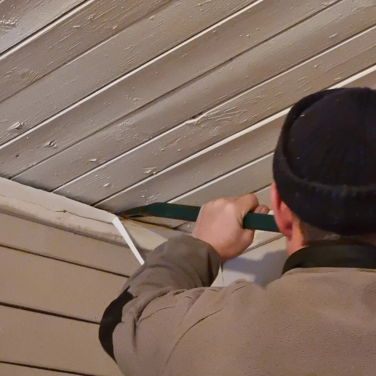 Демонтаж старых потолочных плинтусов. Доски крепкие. В 80-годы и доски и гвозди были ого-го!