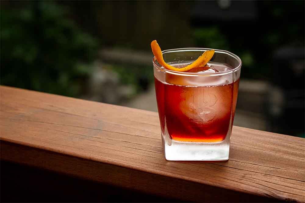 Бульвардье. Фото из интернета. Источник: https://ezrabrooks.com/wp-content/uploads/2018/07/boulevardier-blog.jpg