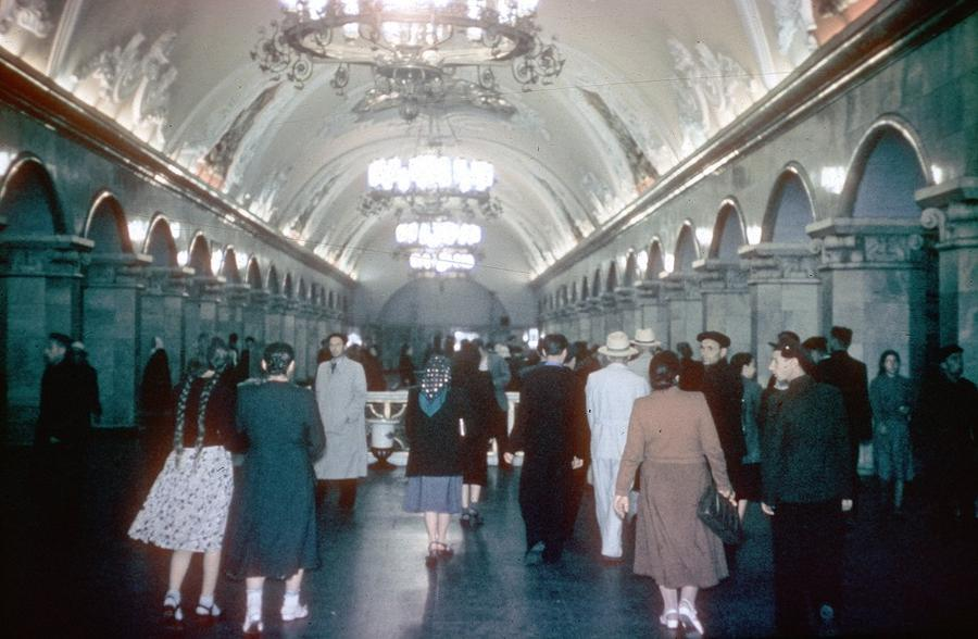 Метро 1980 года. Станция Комсомольская 1950. Станция метро Комсомольская СССР. Станция метро Комсомольская 1950. Москва станции метро 60х.