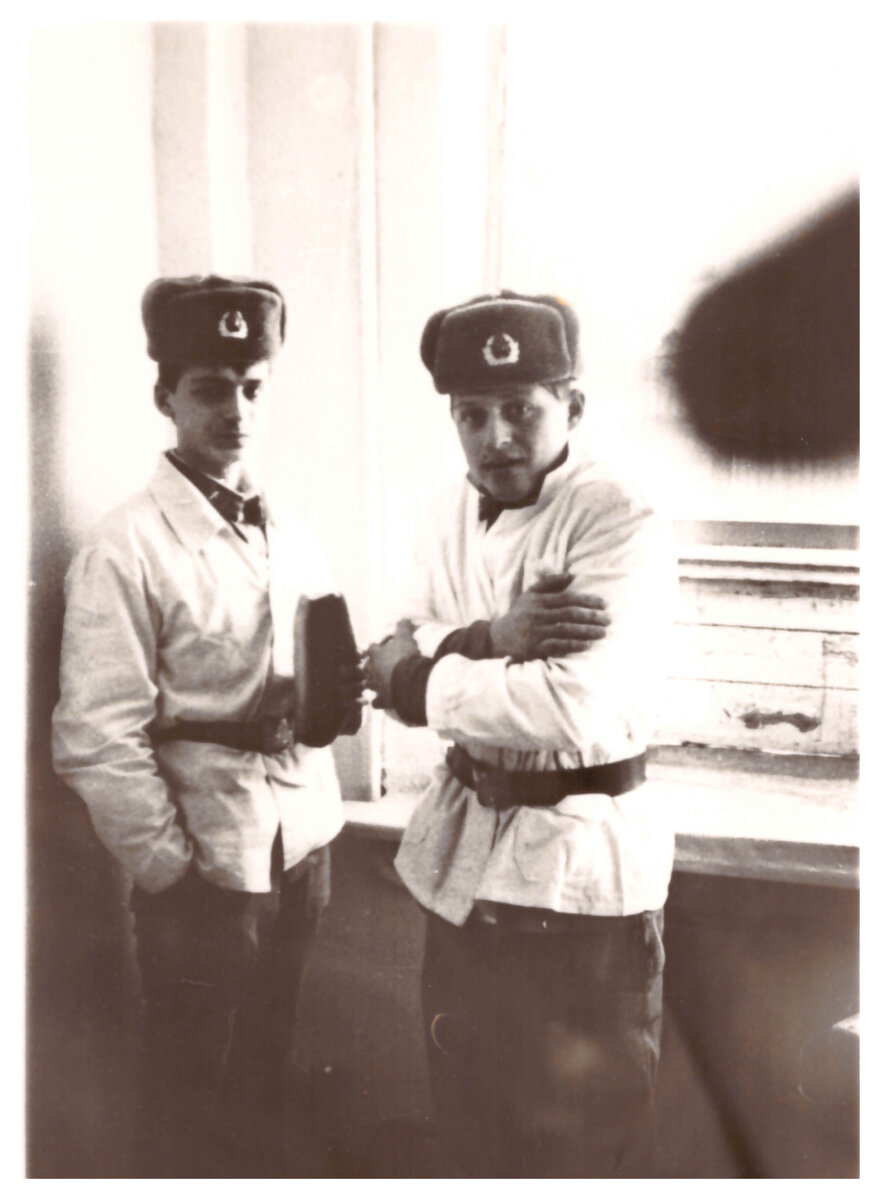 Я и Юрка в одном из нарядов по кухне