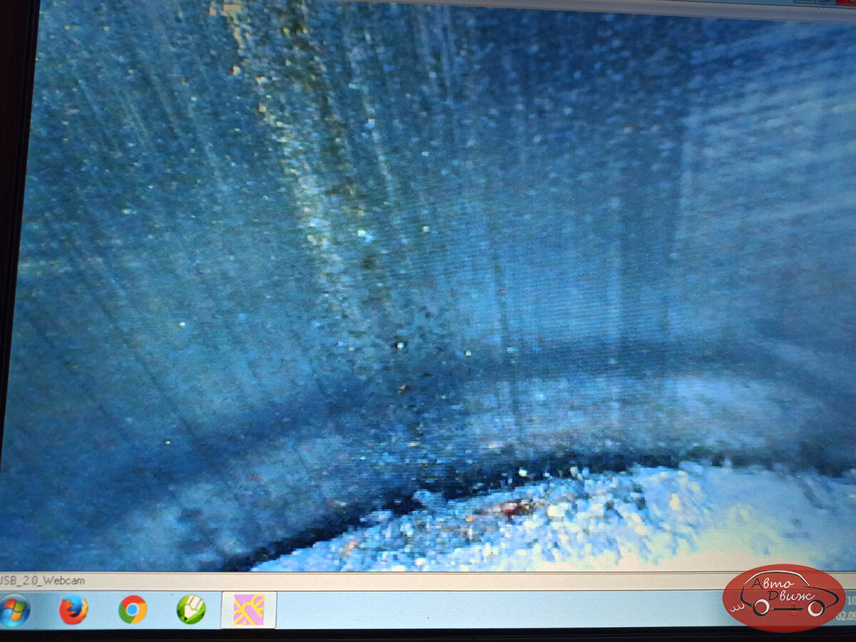 Стенка цилиндра, внизу - край поршня. Видны следы наволакивания металла  