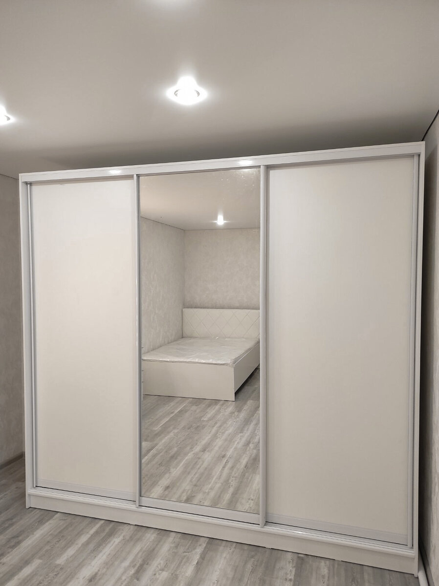 Трехдверный прямой шкаф-купе с зеркалом в спальне