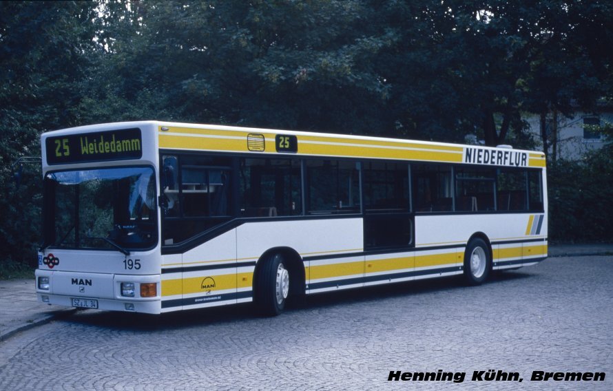На фото изображен первый прототип MAN 895 NL 202 во время испытаний у перевозчика Bremer Straßenbahn AG в Бремене (Дата съемки: 08.1989). Он имел VIN-номер WMA8950001B006579