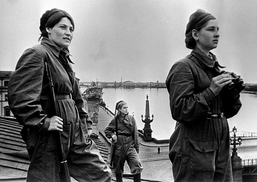 Девушки-бойцы в Ленинграде 1942 года