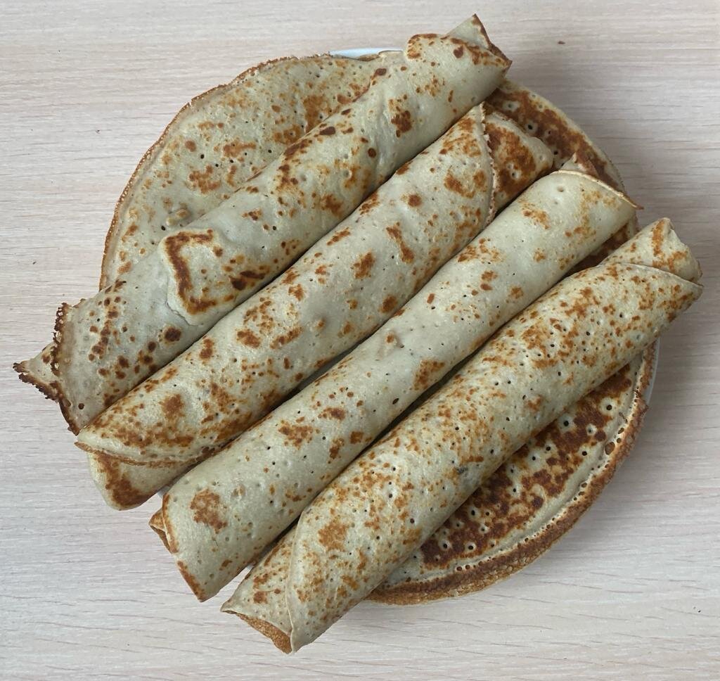 А я ж не могу не поделиться успехом, хоть к теме это мало имеет отношения. Блинчики из муки из зеленой гречки сворачиваются абсолютно, как настоящие! Эластичность полная, аутентичность тоже. Заворачивайте, что хотите. Ингредиенты простейшие - это детская версия с бананом. Банан, 2 яйца, 2 столовые ложки сметаны, стакан козьего молока, стевия, мука интуитивно. Спасибо за идею с зеленой гречкой, девочки! Мой новый фаворит. 